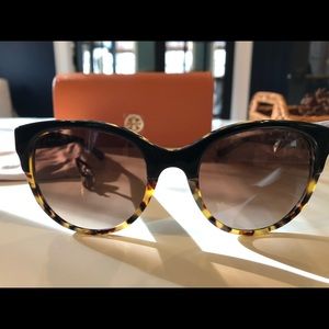 Tory Burch Black-Tortoise/Dark Brown Gradient Lens